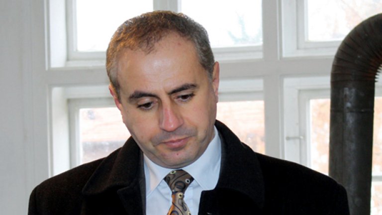 Кметът на Кюстендил Петър Паунов нарече Бат Сали "двойкаджията на партията и на района". 