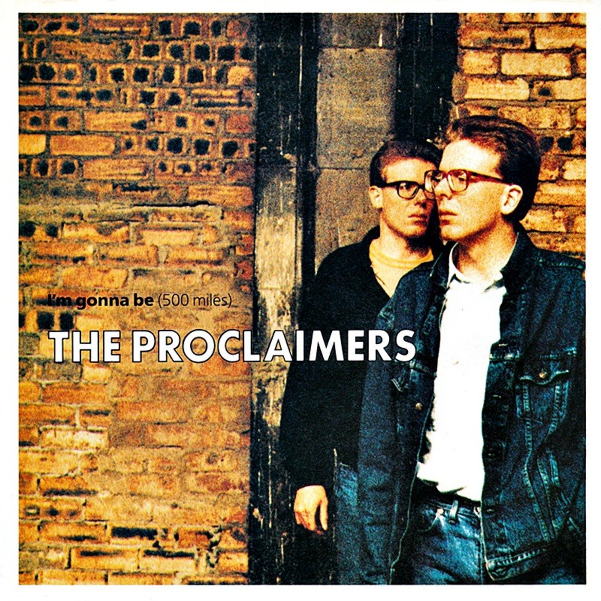 The Proclaimers - I'm Gonna Be (500 Miles)

Когато видиш двама русоляви, очилати шотландци, които дрънкат на китари и припяват леко дебилно парче, едва ли ще помислиш, че е нещо впечатляващо. Но The Proclaimers с техния хит I'm Gonna Be (500 Miles) съвсем успешно са се вклинили в поп културата и едва ли скоро ще успеем да ги забравим. Но май и не искаме чак толкова много.