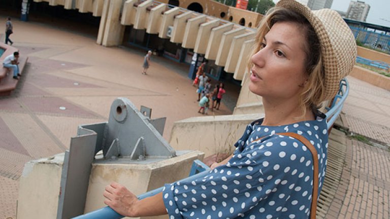 Мартина ми обяснява къде ще се появи сцена