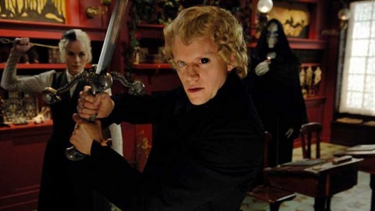 „Проблемът да притежаваш отворен ум е, че хората няма да спрат да се опитват да слагат неща вътре”
На снимката: Двусерийната тв продукция „Дядо Прас“ за пръв път излъчена през 2006 г. по Sky One.