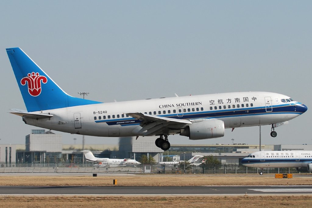 Boeing_737-71B,_China_Southern_Airlines_AN2244029