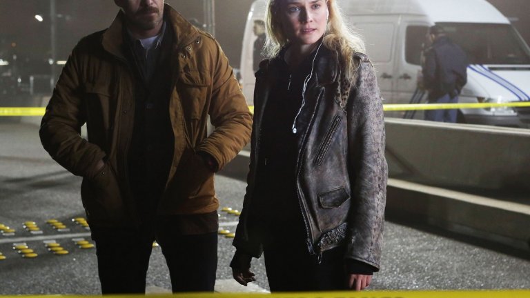 The Bridge (2013 - 2014) - 26 епизода
Американската телевизия обожава да прави римейки на успешни сериали от Европа. Понякога тези опити са повече от успешни. По-често не са.
Римейкът на шведско-датския нео-ноар шедьовър „Мостът" бе по-скоро успешен продукт, който пренесе сюжета от хладната скандинавска реалност, в прашния ад на границата между САЩ и Мексико. Проблемните отношения между мексиканския детектив и американската му колежка са перфектната метафора за сложните връзки между двете страни.
Първият сезон е посрещнат радушно от критика и публика. Рейтингите са достатъчно добри и сериалът получава развитие във втори сезон. Той обаче не е на същото ниво, и въпреки че има още много потенциал, FX решава да не поръчва трети сезон.