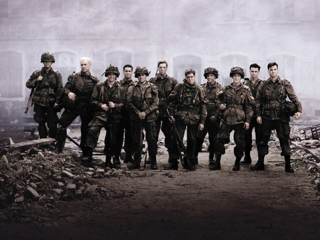 Band of Brothers / The Pacific
Филмите и сериалите за Втората световна война определено са нещо, което заслужава внимание, особено ако са направени толкова добре, колкото Band of Brothers и последвалия го няколко години след това The Pacific. Сериалите описват похода на американските войници във ВСВ към Германия и на Азиатския фронт. Човешките взаимоотношения на реални герои, примесени с техния жив ужас от войната и заобикалящата ги постоянно смърт, са нещо, което просто те грабва на едно емоционално ниво.