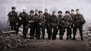 Band of Brothers / "Братя по оръжие"
Не може без него! След успешното си сътрудничество по "Спасяването на редник Райън", Стивън Спилбърг и Том Ханкс обединяват усилия, за да ни отведат на Западния фронт на войната и премеждията на Пета рота от 506-и парашутен полк на 101-а американска военно-въздушна дивизия. От Десанта в Нормандия до капитулацията на Германия и падането на Берлин, зрителите могат да видят живота на войниците по време на войната - дребните несгоди, лошите командири, верните другари и кървавите битки. Този сериал наистина си заслужава вниманието. Той просто е шедьовър.