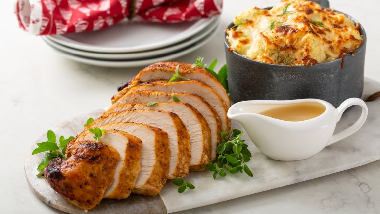 Пуешки гърди>br>
Те са дори по-сухи от пилешките и имат съдържание от близо 30% протеин в себе си. В пуешкото могат да се намерят и всички витамини от група B, които се използват за превръщане на храната в енергия. По-специално, една порция пуешко месо съдържа 80% от нивата на B3 (ниацин), необходими за един ден.