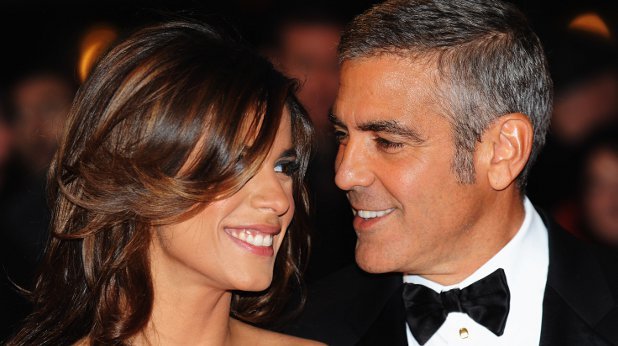 Предположенията, че Клуни е гей се появиха първо в Италия. Веднага след като Каналис се върна в страната си, тръгнаха слухове, че актьорът й е плащал, за да се прави на негова половинка