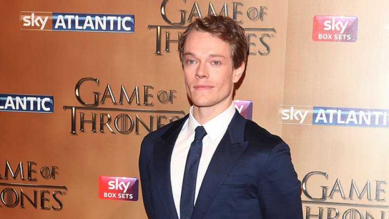 Алфи Евън Алън, който играе грубияна и предател Теон Грейджой, в действителността изглежда като възпитан млад англичанин