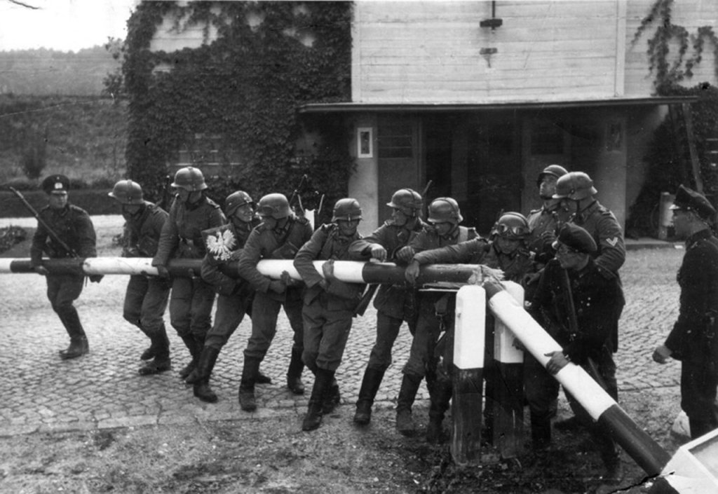 1280px-Danzig_Police_at_Polish_Border_(1939-09-01)