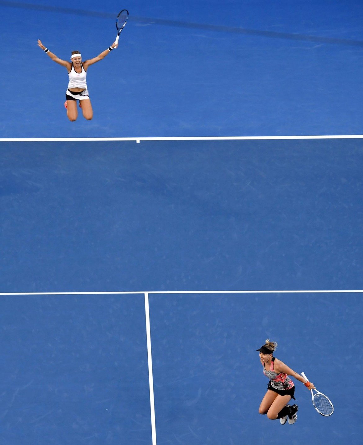 Те са две от най-лъчезарните момичета на женския тенис. Луцие Шафаржова е в близост до основната линия, а Бетани Матек-Сандс е на мрежата. Общото между двете е, че са във въздуха и че току-що заедно са завоювали титлата от Australian Open на двойки. А ако знаете какъв танц имаше след награждаването...