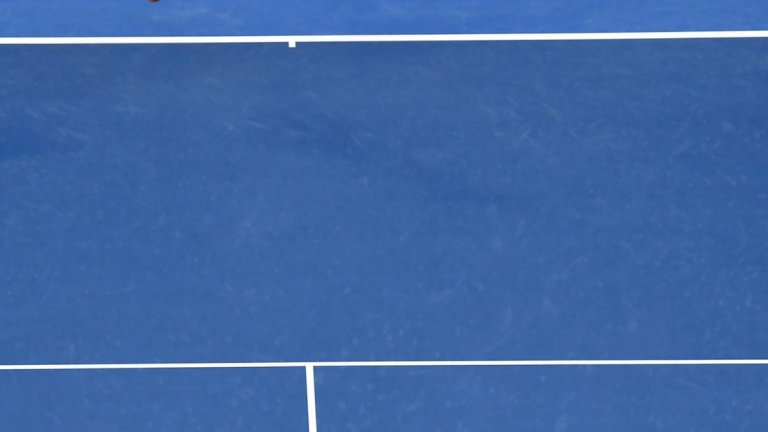 Те са две от най-лъчезарните момичета на женския тенис. Луцие Шафаржова е в близост до основната линия, а Бетани Матек-Сандс е на мрежата. Общото между двете е, че са във въздуха и че току-що заедно са завоювали титлата от Australian Open на двойки. А ако знаете какъв танц имаше след награждаването...
