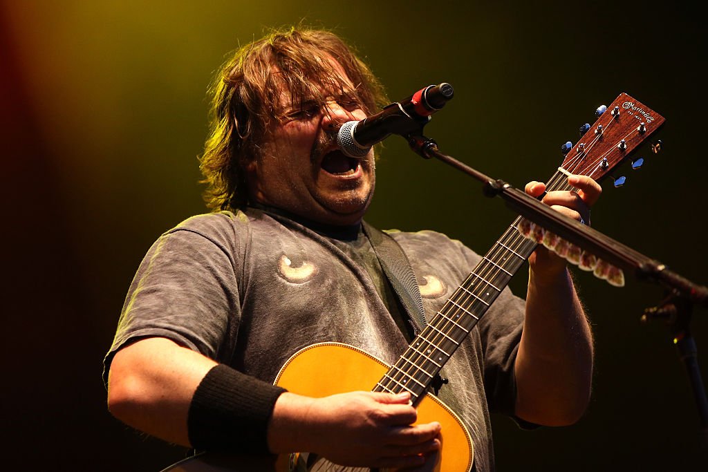 Джак Блек
Актьорът отдава много време не само на актьорската игра, но и на музиката. Освен да пее, може също да пише текстове и да свири на китара. Има четири албума с рок групата Tenacious D, създадена през 1994 г. Всъщност групата е в центъра и на филма на Блек "Перцето на съдбата".