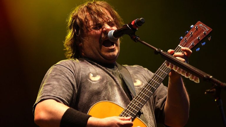 Джак Блек
Актьорът отдава много време не само на актьорската игра, но и на музиката. Освен да пее, може също да пише текстове и да свири на китара. Има четири албума с рок групата Tenacious D, създадена през 1994 г. Всъщност групата е в центъра и на филма на Блек "Перцето на съдбата".