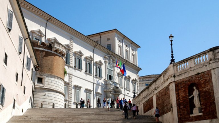 Дворецът Куиринале, Рим 

Това е една от трите резиденции на президента на Италия. Площта му е 20 пъти по-голяма от тази на Белия дом, а за повече от 4 века съществуване той е бил дом на 30 папи, четирима крале и дванадесет президенти на Италия.