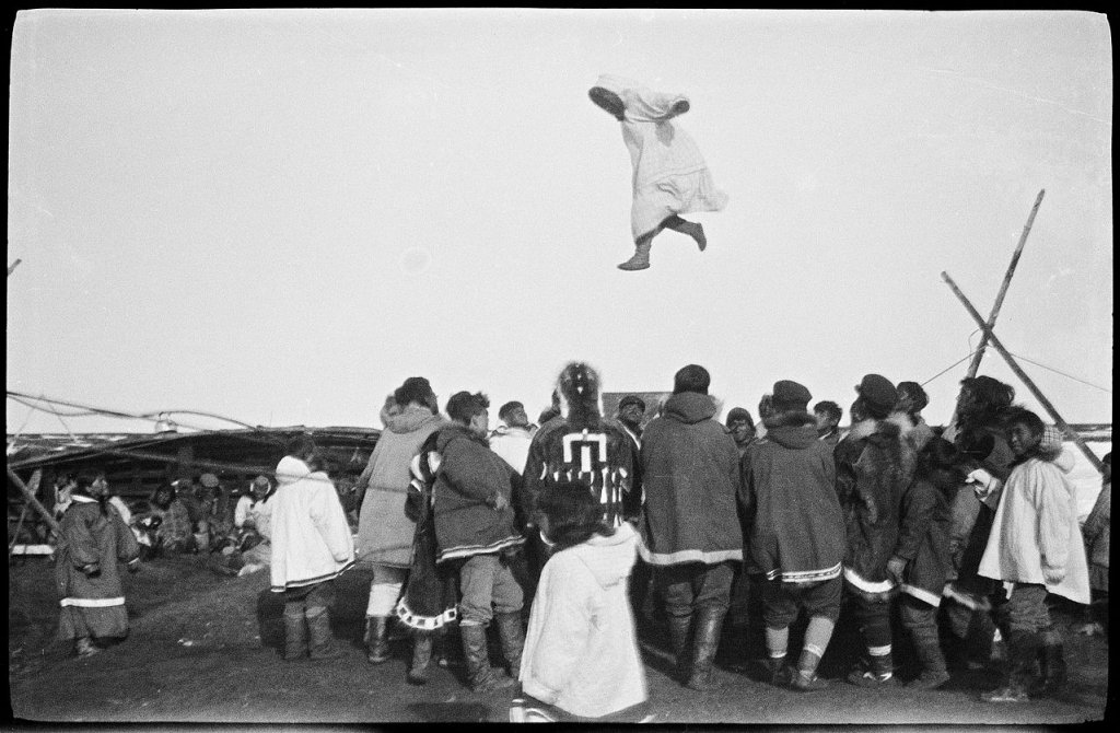 Inuitene_morer_seg_med_såkalt_skinndans,_1922-1923_(12114498483)