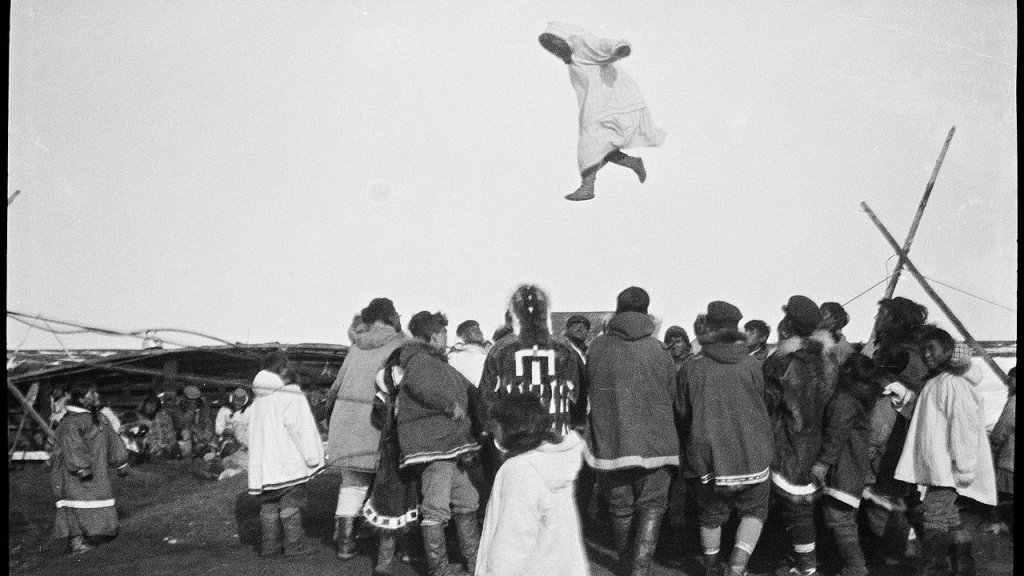Inuitene_morer_seg_med_såkalt_skinndans,_1922-1923_(12114498483)