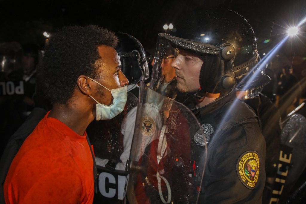 Протестиращ лице в лице с полицай по време на демонстрациите в столицата Вашингтон.