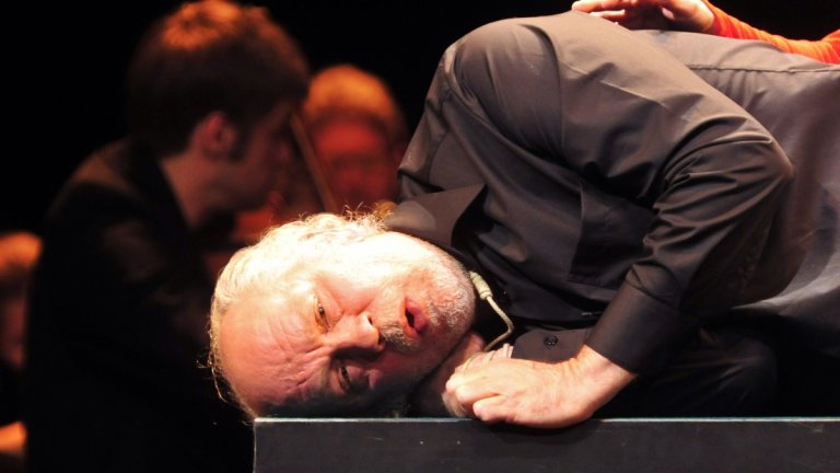 Захваща се с актьорство заради момиче
Трябва да сме благодарни на младата дама, която така е впечатлила младия Джон Малкович, че той да се запише в кръжок по актьорско майсторство, за да е по-близо до нея. През годините следват още няколко отклонения по пътя към камерата и сцената, но в крайна сметка той намира призванието си. Изучава театър в два университета в Илинойс и макар да завършва нито един, все пак се захваща по-сериозно с театър, а киното не е далеч.