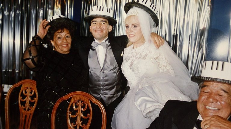 Диего Марадона
"Мама е най-голямата ми любов. За нея съм готов да убия", винаги е твърдял дон Диего. Далма Салвадор или Доня Тота, както я нарича Марадона, има още седем деца, които растат в крайна бедност в южните покрайнини на Буенос Айрес. Той си спомни: "Когато седнахме да ядем, мама винаги казваше, че я боли стомахът. На 13 години разбрах, че това не е вярно - просто нямаше достатъчно храна за всички и тя искаше да сме сити."
Доня Тота мечтае Диего да получи добро образование и да стане счетоводител, но няма нищо против футбола. Голямата дъщеря на легендата е кръстена на неговата майка, а на ръката си има татуировка на роза с надпис "Тота, обичам те".
В началото на десетилетието здравословното състояние на Далма Салвадор се влошава, а през ноември 2011 г. близки се обаждат на Диего, който по това време работи в ОАЕ, да се прибере възможно най-бързо, за да се сбогува с нея. 16-часовият полет обаче се оказва твърде дълъг. Доня Тата затварая завинаги очи няколко часа преди пристигането на сина й.