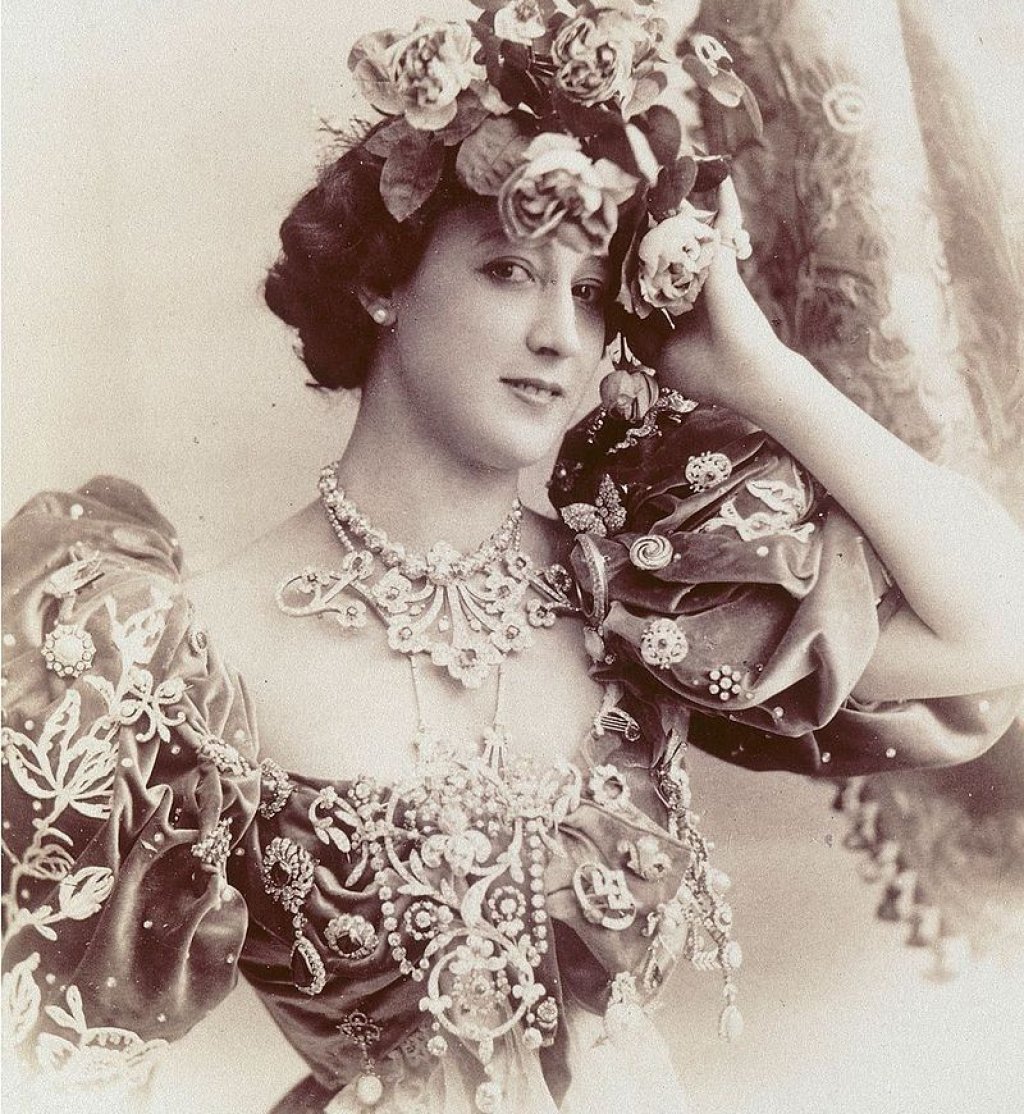 800px-La_Belle_Otero_by_Reutlinger