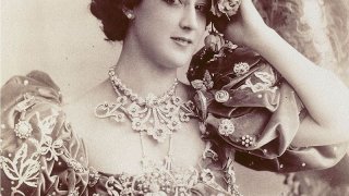 800px-La_Belle_Otero_by_Reutlinger
