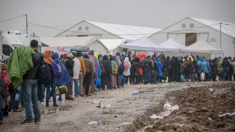 Масов пробив на мигранти в Македония