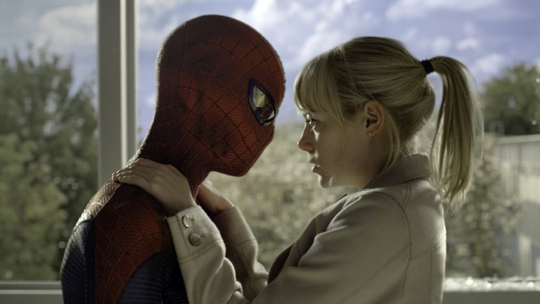 Невероятният Спайдърмен / The Amazing Spider-Man
През 2012 г. Андрю Гарфийлд играе ролята на Питър Паркър в първата серия от новата адаптация по комиксите за Спайдърмен, с режисьор Марк Уеб. Ема Стоун е в ролята на Гуен Стейси, съученичка от гимназията на Паркър, първата голяма и истинска любов на бъдещия супергерой, която впоследствие е убита от Зеления гоблин, според историята на комиксите. Филмът получи доста смесени оценки от критиците, но въпреки противоречивото качество, "Невероятният Спайдърмен" ще се запомни като снимачната площадка, на която се събраха една от най-симпатичните двойки на Холивуд.