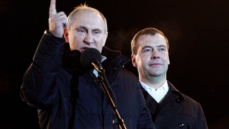 Оставянето на непопулярно правителство да се клатушка може да навреди на рейтинга на Владимир Путин