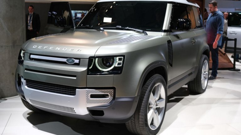 Land Rover Defender 
Дами и господа, тежката артилерия е тук. На фона на доста от автомобилите на шоуто във Франкфурт, които са с по-скоро заоблен дизайн, Land Rover Defender се отличава на секундата. Брандът се придържа към ръбатия вид и все още не е готов да се откаже напълно от двигателите с вътрешно горене. 
Defender ще е на пазара през пролетта на 2021 г. и идва с 4-цилиндров двигател и 296 конски сили. По-късно през следващата година ще бъде пусната и хибридна версия с литиево-йонна батерия. От Land Rover не пропускат да подчертаят, че колата е подходяща за екстремни офроуд условия.
Въпреки това вътре е снабдена с някои чисто градски екстри като адаптивен контрол на движението, сензори за спазване на лентата за движение и чисто нов дисплей на предното стъкло.