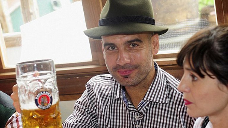 Съпругата му Кристина също се присеъедини към отборното пиене на бира.