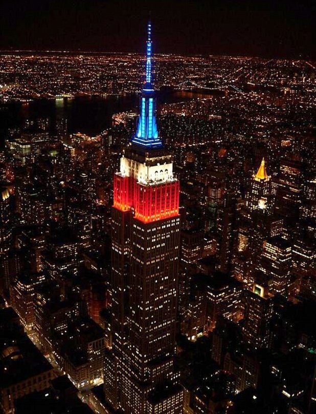 Един от символите на Америка - Empire State Building, светна в червено, бяло и синьо, за да отпразнува класирането на осминафинал.