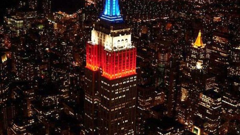 Един от символите на Америка - Empire State Building, светна в червено, бяло и синьо, за да отпразнува класирането на осминафинал.