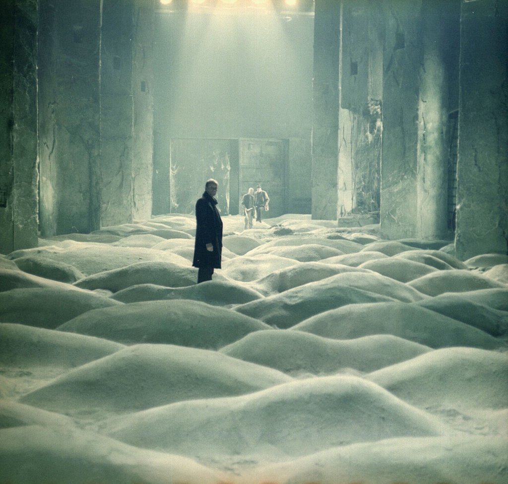 \"Сталкер\" (Stalker, 1979) 
Андрей Тарковски несъмнено е поет, чието кино е чиста проба изкуство. Нищо повече. Нищо претруфено. Една кратка биография, която обаче дава нов смисъл на седмото изкуство. „Сталкер“  е  филм, който  разказва за група  мъж