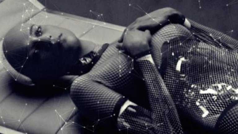 Ex Machina: Бог от машината
Режисьорският дебют на писателя Алекс Гарланд, прочул се през 90-те с бруталния бестселър „Плажът,“ е задължителното научно-фантастично изкушение на 2015-а и един от най-високо оценените филми от началото на годината. 
Филмът разгръща темата за изкуствения интелект и представя актуалния дебат за бъдещето на технологиите в жанровия контекст на психологическия трилър. Територия, на която режисьорът и сценарист Гарланд оперира изключително умело.
Ex Machina спечели професионалната критика на своя страна с комбинация от интелигентен сценарий, уверена режисура, качествен дизайн на продукцията, стилна визия, страхотни актьорски изпълнения и един притеснително привлекателен женски робот.