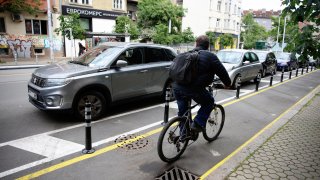 Велоалеята ще стане двупосочна, а освободената лента отново ще се използва за паркиране