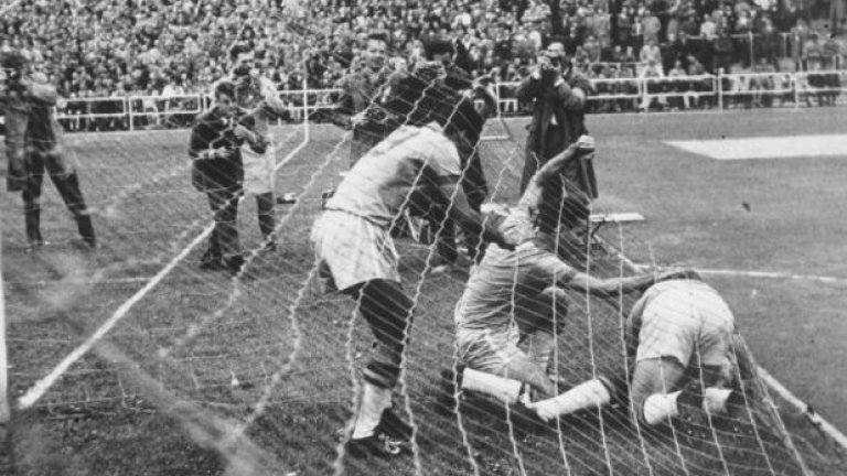 Подскачайки в дива радост, Пеле отива да прибере топката от мрежата, където е застигнат от съотборниците си и празненствата за гола се провеждат в противниковата врата.

