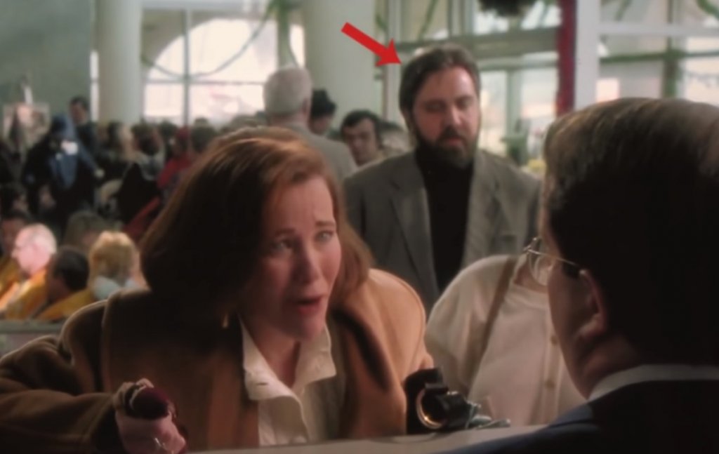 Елвис е жив и участва във филма

Понякога човек вижда това, което иска да види. Така някои зрители твърдят, че Елвис Пресли се появява в сцена от филма. По-конкретно зад майката на Кевин - Кейт (Катрин О'Хара), докато тя се кара със служител на летището. Предполагаемият Елвис е зад гърба ѝ, облечен с поло и имащ черна брада. Филмът е заснет през 1990 г. - доста време след смъртта на Краля на рока през 1977-а, но вярващите в конспирациите около съдбата му отказват да приемат, че не той е актьорът в сцената.