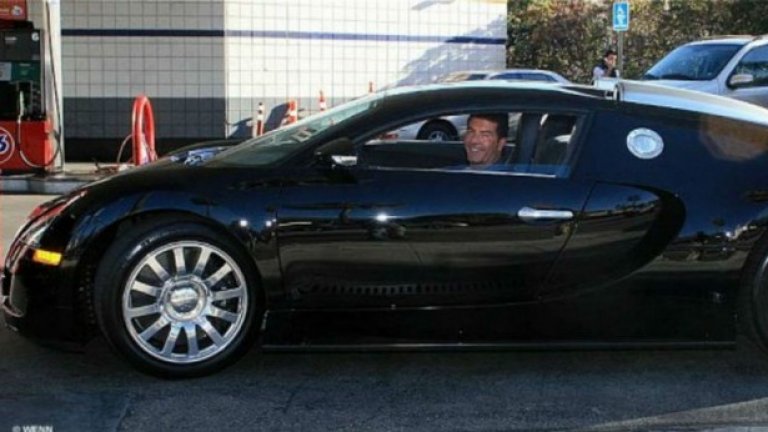 Саймън Кауъл, Bugatti Veyron – 1,7 милиона долара
Британецът е много богат, като последните му успешни изяви бяха в ролята на съдия в популярните тв предавания American Idol, Х-фактор и Америка търси талант. Това обяснява и покупката на този Veyron, който обаче беше продаден от Саймън. Оказа се, че той го е карал само два пъти и след това е решил да се раздели с него.