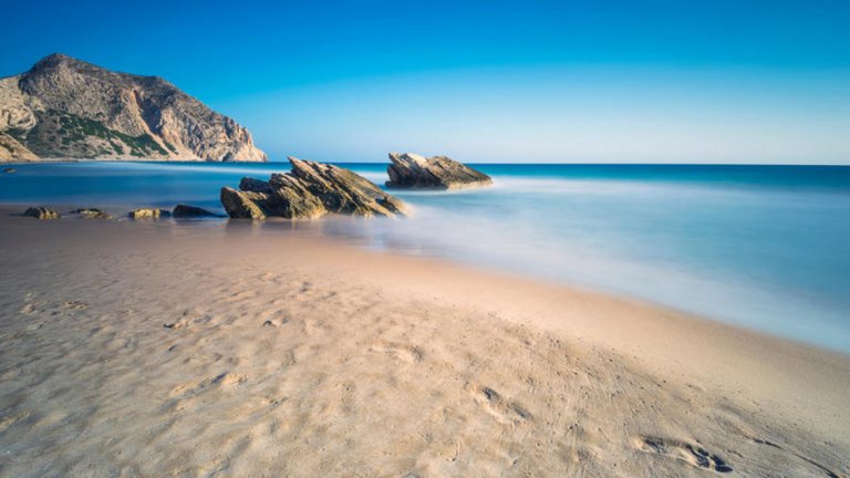 Остров Кос
Плажовете на острова са леснодостъпни, като до някои от тях е най-удобно да достигнете с колело, което да наемете от град Кос. Водата е много солена, но за сметка на това е изключително чиста, което прави плажовете на Кос подходящи както за събиране на тен, така и за гмуркане. 
Най-известният плаж на Кос е Парадйз Бийч – на 7 км от бившата столица Кефалос и на 33 км от град Кос. Плажът наистина изглежда като място от рая и дори местните жители използват всяка възможност да го посетят. На брега има водни пързалки, както и редица ресторанти, които предлагат прясна риба и традиционни гръцки ястия. 
Парадайз Бийч е интересен и с въздушните мехурчета в морската вода покрай брега, които се образуват от вулканични газове, идващи от дъното. Явлението не е необичайно, но е интересно както за децата, така и за възрастните. Някои твърдят, че тези газове помага на посетителите на Парадайз Бийч да се отпуснат още повече.
До остров Кос има преки полети от летище София. Ако все пак искате да стигнете с кола до острова, можете да хванете ферибота от пристанище Пирея. Пътят е около 10 часа, но има опцията да наемете каюта.