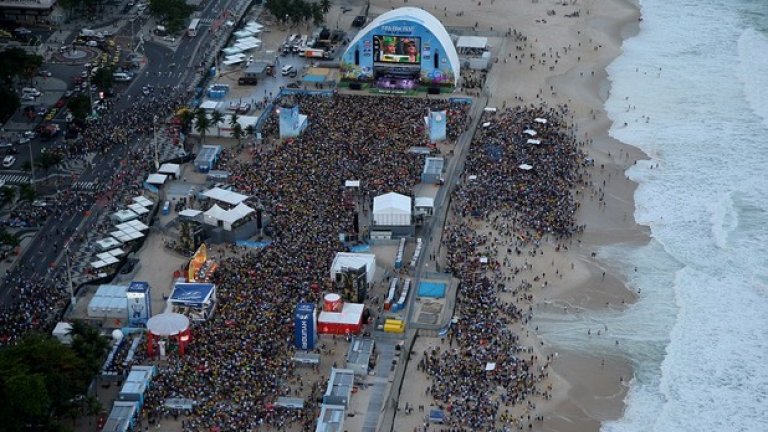 Фенски фестивал по време на Мондиала на плажа Копакабана.
