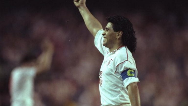 Диего Марадона в Севиля
През 1992-ра, точно след изтичането на 15-месечното наказание на Марадона за употреба на кокаин, сънародникът му Карлос Билардо го привлича в Севиля. Дон Диего изиграва 26 мача и вкарва пет гола в единствения си сезон с екипа на андалусийците, като помага и на Давор Шукер да възроди кариерата си, като хърватинът вкарва 15 гола през сезона в Ла лига. Всичко обаче приключва в предпоследния мач за кампания 1992/93, когато лекарите съветват да бъде бита тройна доза кортизон заради проблем на Марадона в коляното. Вместо това, Билардо вади сънародника си от игра в 50-ата минута, а двамата се хващат за гушите след мача в съблекалнята, преди съпругата на Марадона – Клаудия – да успее да ги разтърве. Следващата среща на двамата е в Бока, където Диего завършва славната си кариера.