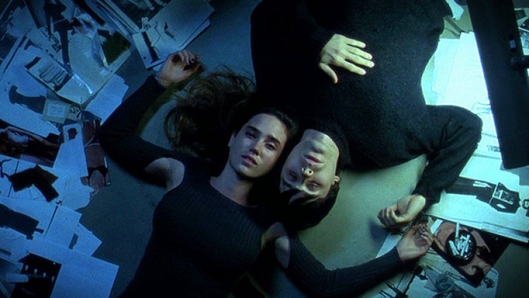 Requiem For A Dream / "Реквием за една мечта"
Ултимативният филм за човешкия упадък под въздействието на наркотиците. "Реквием за една мечта" разглежда съдбите на 4 герои, които се носят по наклонената права на зависимостта. И сценарият, и актьорската игра, и цялостното представяне на фона на музика, монтаж и режисьорско майсторство представят това по толкова въздействащ начин, че няма как човек да не остане потресен след края на филма.