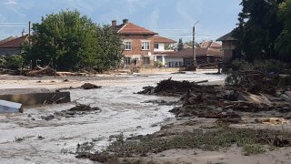 Храна, вода, контейнери вместо къщи и ресурси за възстановяване на инфраструктура