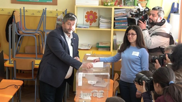 Как гласуват политиците - с хартия или машина (снимки)
