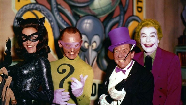 Лий Мериуедър ("Батман", 1966 г.)
Малко след края на първи сезон на сериала Batman по кината се появява и филм по него, познат и като Batman: The Movie. Тъй като Нюмар по това време има други ангажименти, ролята във филма поема актрисата Лий Мериуедър.
