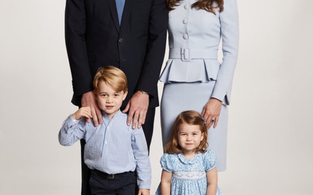 Малката принцеса успява да позира умело на снимка на кралското семейство за коледна картичка.