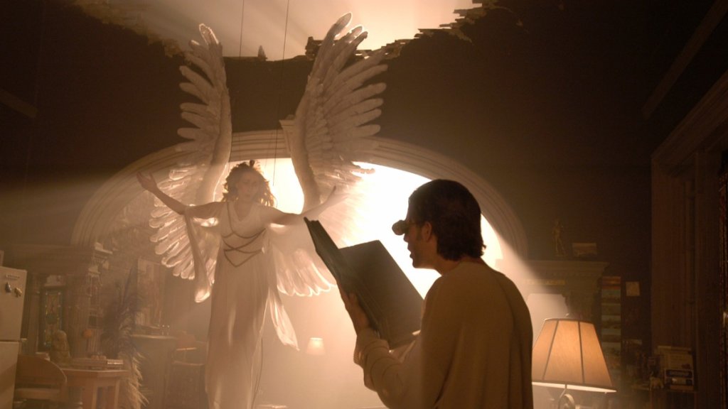 \"Ангели в Америка\" (Angels in America)
Какво можем да кажем? Сериал по едноименната пиеса на гиганта Тони Кушнер, участват Ал Пачино, Ема Томпсън и Мерил Стрийп... а режисурата е на покойния вече Майк Никълс. Фантастичният сюжет представя историята