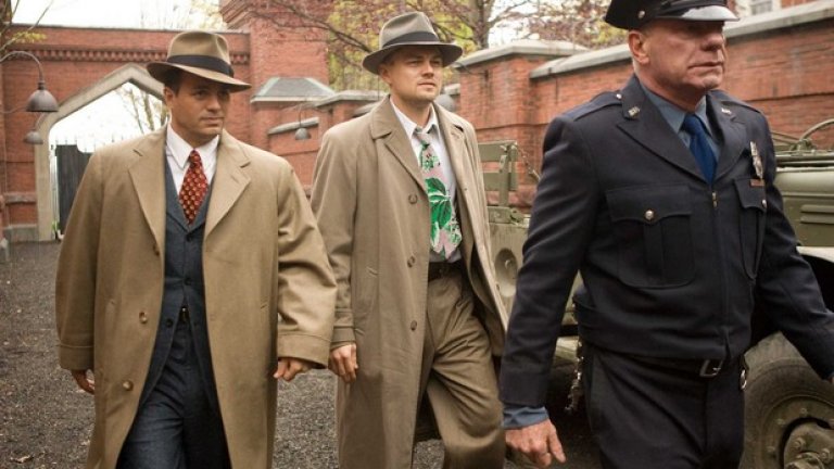 11. "Злокобният остров" (Shutter Island, 2010)
Работата на Ди Каприо с Мартин Скорсезе винаги е била центрирана върху мистерията и обсесиите и това най-силно се забелязва в този суперуспешен проект, в който Лео играе следовател. Той се озовава на странен, злокобен остров, където има затвор. Филмът изискава от главния персонаж игра на върха на възможното и желязна психика. Може да се каже, че Леонардо Ди Каприо се справя повече от отлично. Нещо повече - с друг актьор този филм едва ли би се получил.