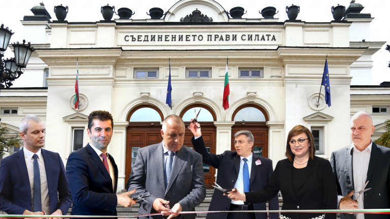 Вежди Рашидов откри заседанието с емоционална реч, новите 240 депутати положиха клетва, а Асен Василев предложи алтернатива на избора на шеф на парламента