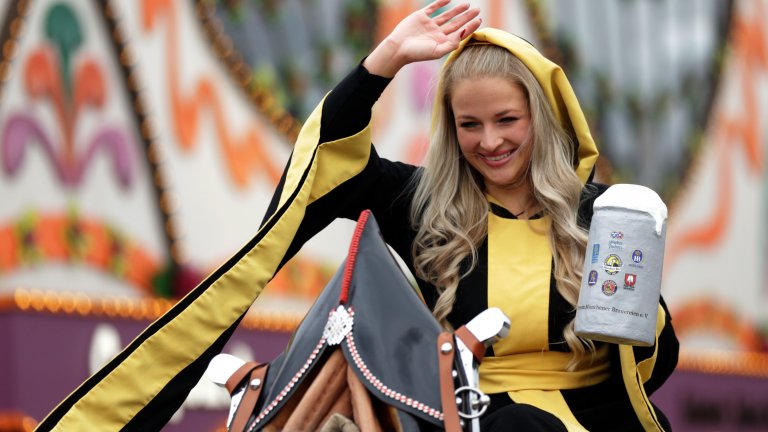 Първият ден на Октоберфест: Тълпи, бира и дъжд (снимки)