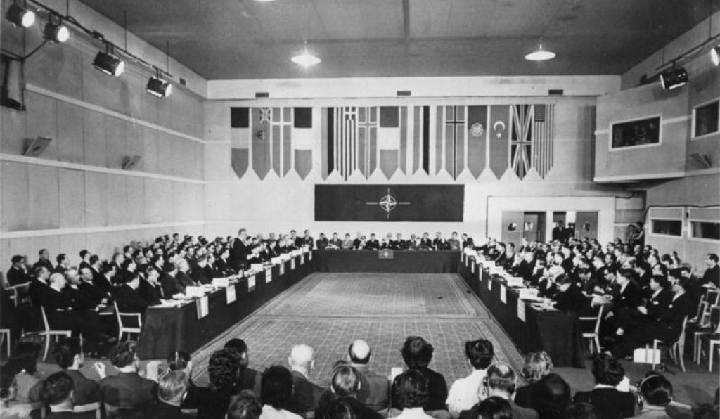 Bundesarchiv_B_145_Bild-098967,_Aufnahme_der_Bundesrepublik_in_die_NATO